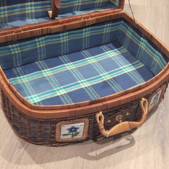 Vintage Wicker Picnic Basket Brown and Blue - Picture 9 of 9